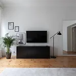 Idyllinen Valoisa Huoneisto Ullanlinnassa.